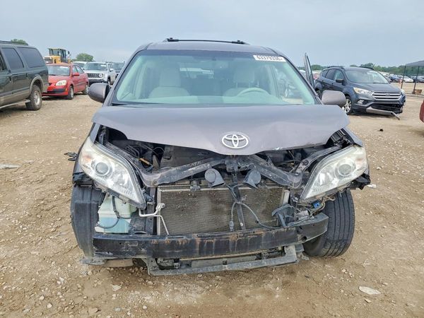 2014 TOYOTA SIENNA
