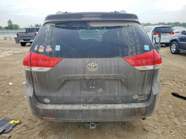2014 TOYOTA SIENNA