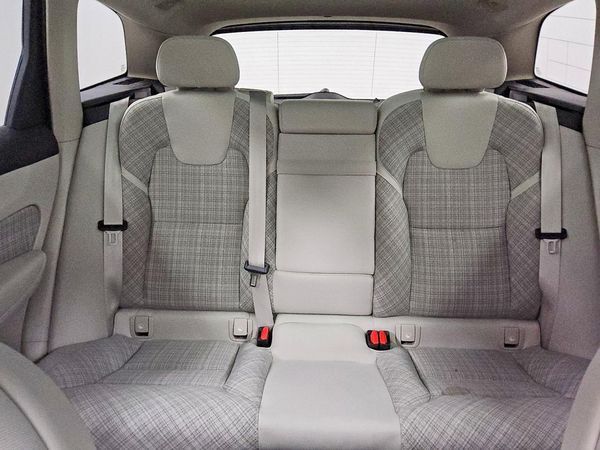 2022 VOLVO XC60 Momentum (excl S60)