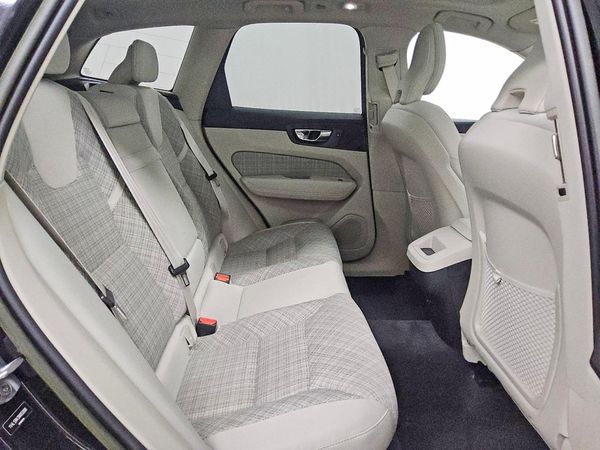 2022 VOLVO XC60 Momentum (excl S60)