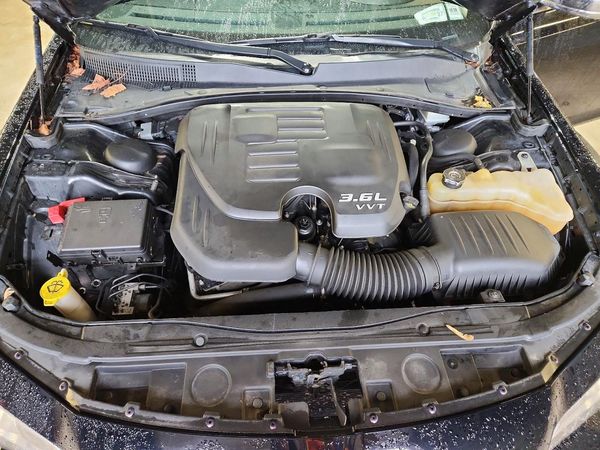 2017 CHRYSLER 300 300C — Engine bay