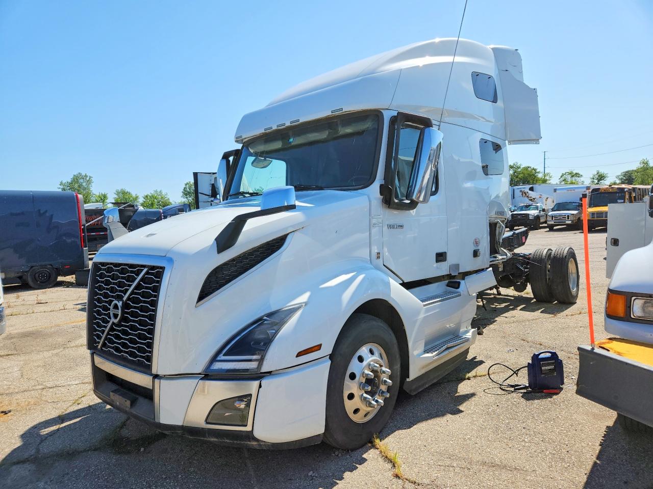 2022 VOLVO VN — Front 3/4