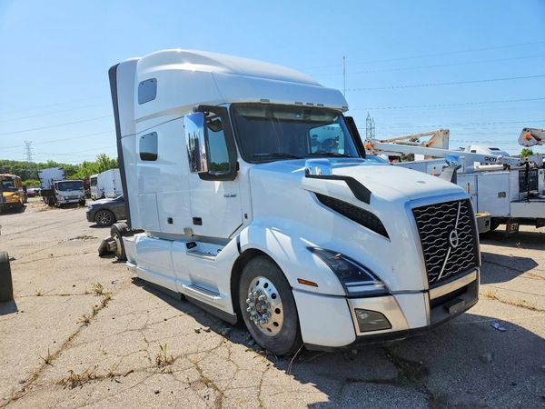 2022 VOLVO VN — Passenger 3/4