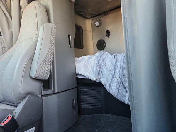 2022 VOLVO VN — RSBA