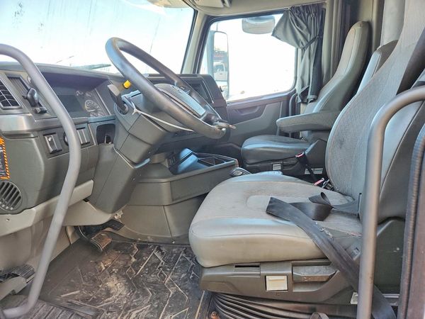 2019 VOLVO VN — DENT