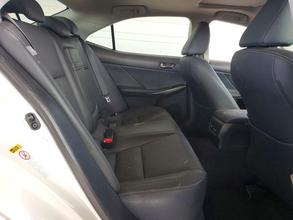 2016 LEXUS IS 200t
