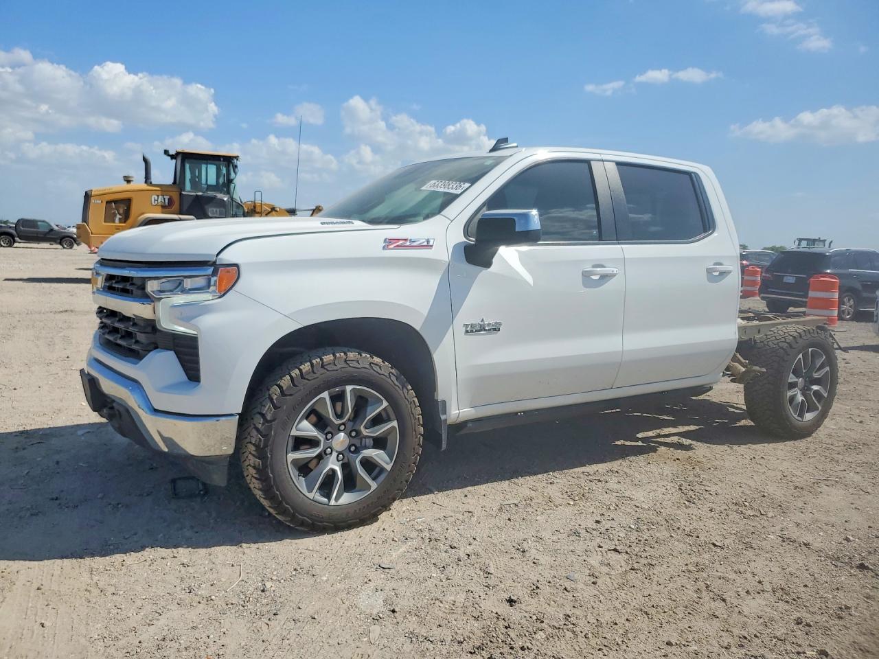 2025 CHEVROLET SILVERADO LT — Front 3/4
