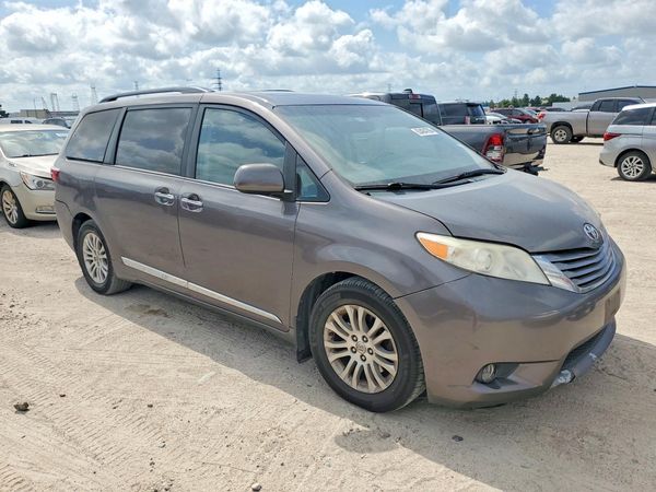 2016 TOYOTA SIENNA