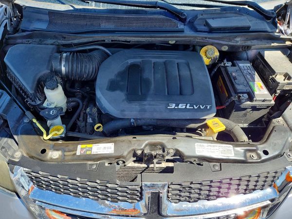 2017 DODGE GRAND CARAVAN SXT — Engine bay