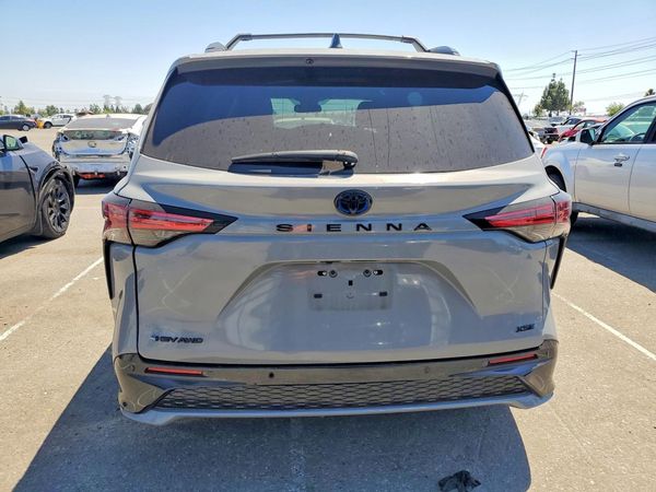 2025 TOYOTA SIENNA XSE