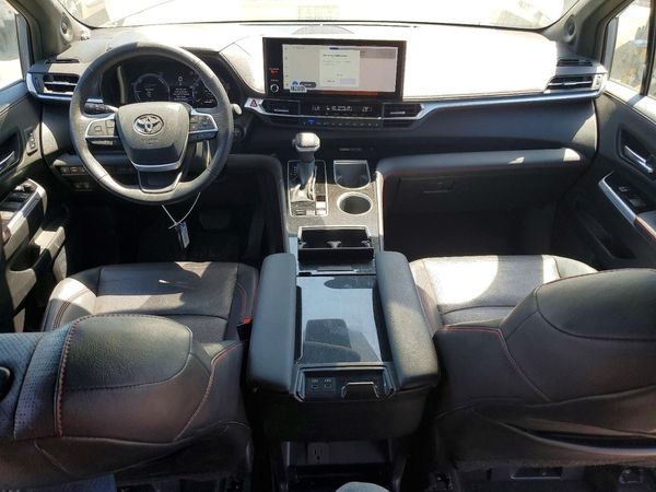 2025 TOYOTA SIENNA XSE
