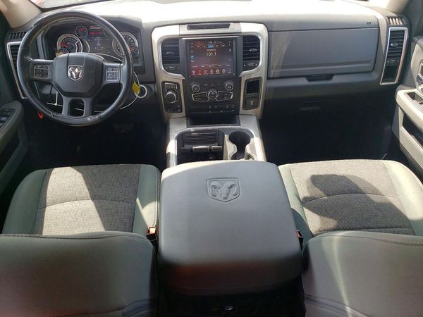 2016 RAM 1500 SLT CREW CAB 4X4