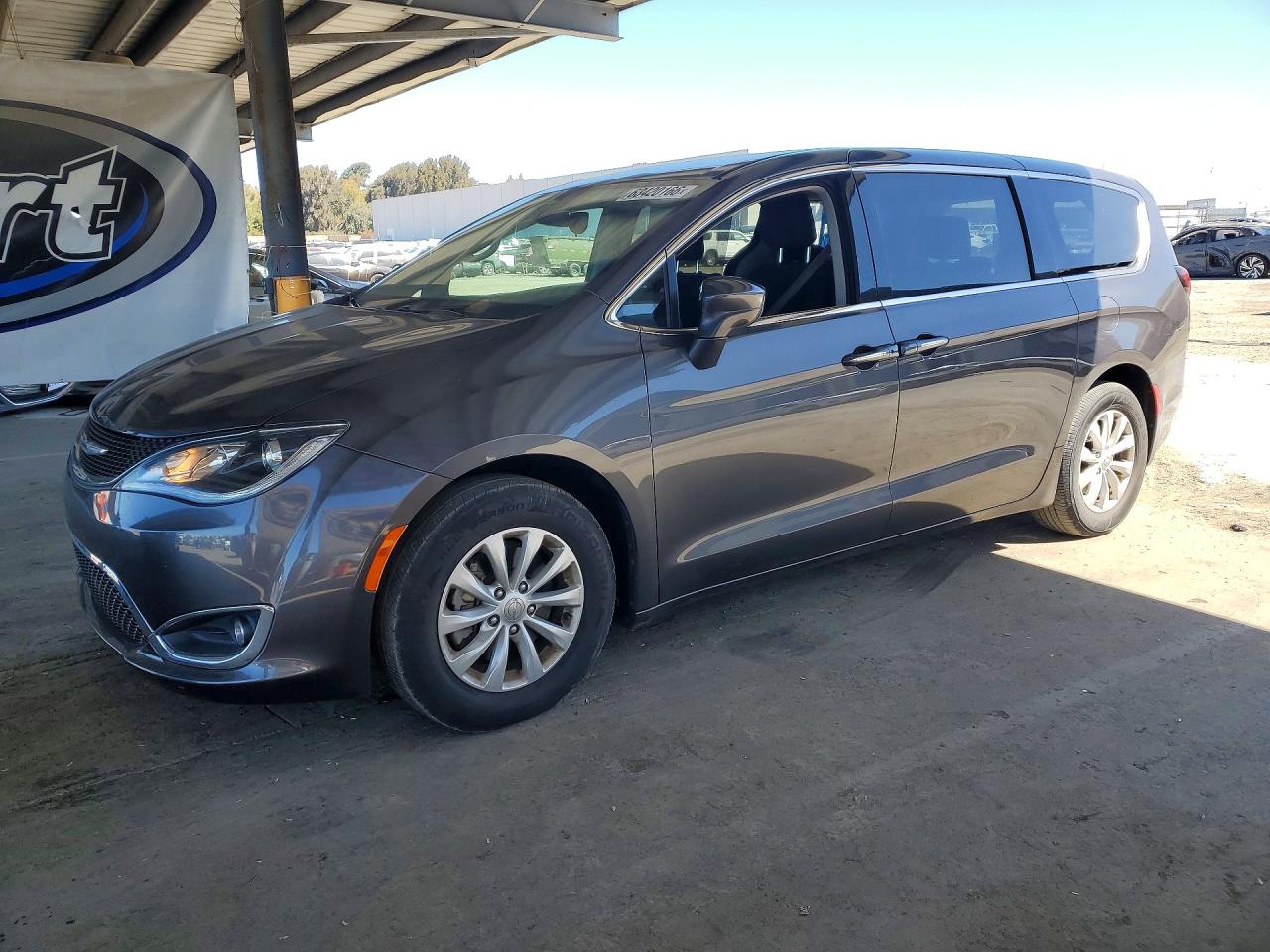 2018 CHRYSLER PACIFICA Touring Plus — Front 3/4