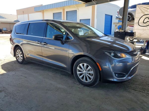 2018 CHRYSLER PACIFICA Touring Plus — Passenger 3/4