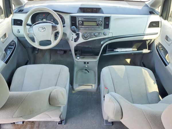 2013 TOYOTA SIENNA