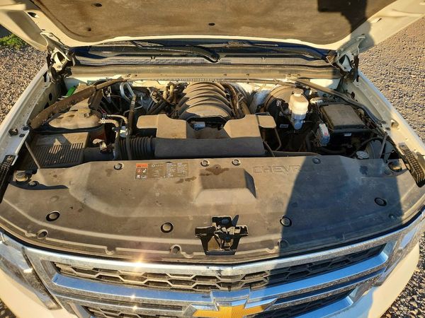 2015 CHEVROLET SUBURBAN LT — Engine bay