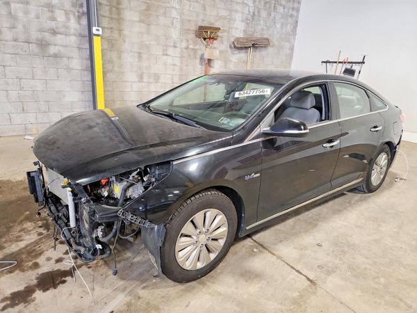 2016 HYUNDAI SONATA GL (Middle-Low) — Front 3/4