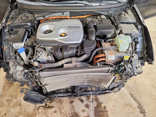 2016 HYUNDAI SONATA GL (Middle-Low) — Engine bay