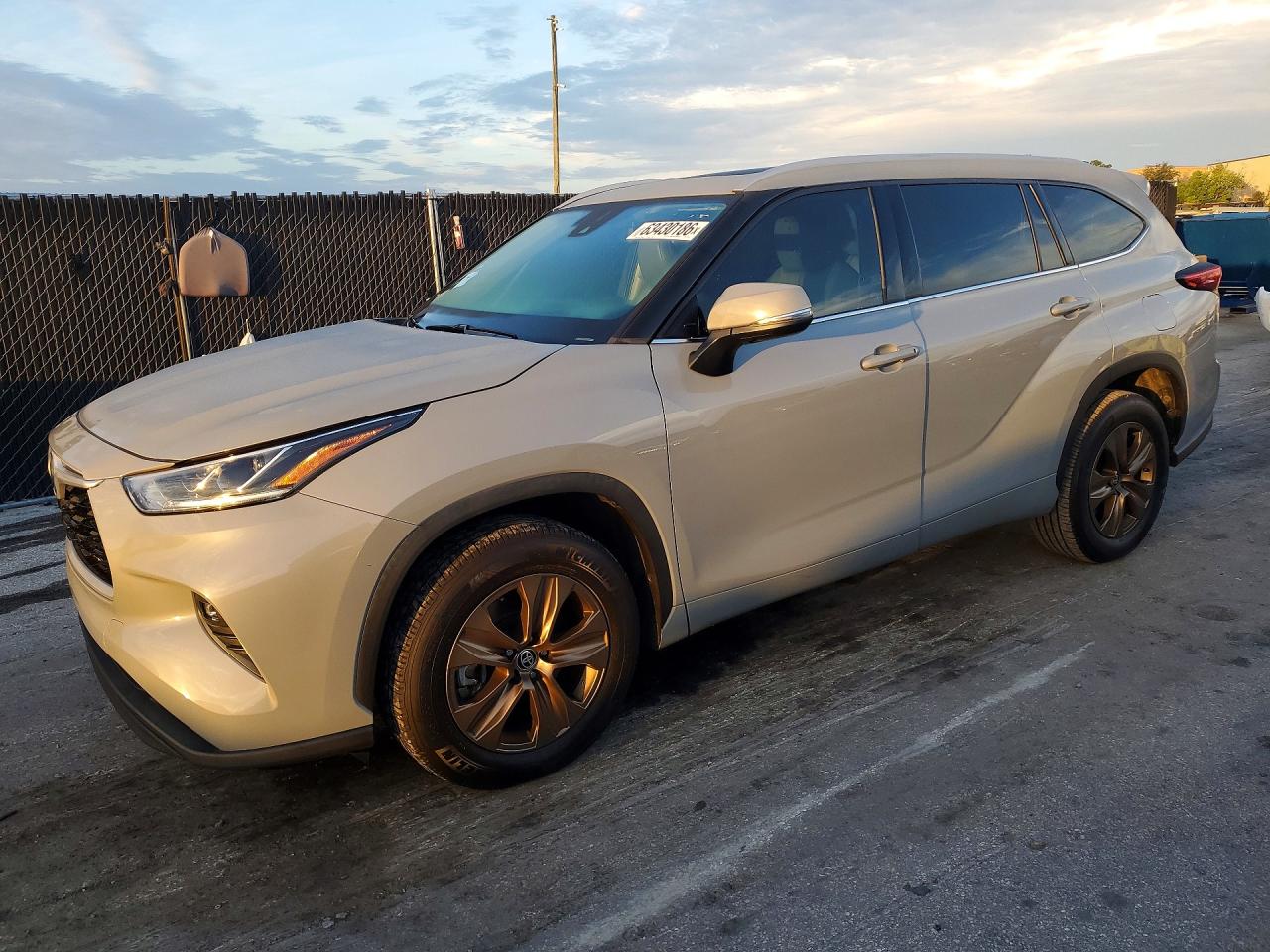2022 TOYOTA HIGHLANDER Special Edition — Front 3/4