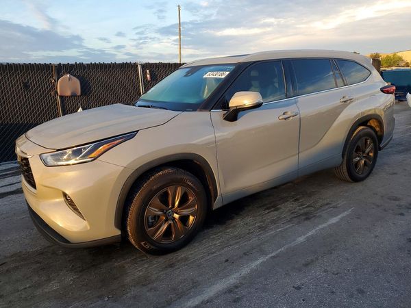 2022 TOYOTA HIGHLANDER Special Edition — Front 3/4