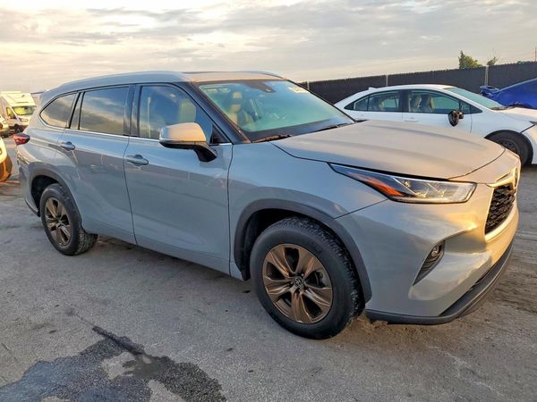 2022 TOYOTA HIGHLANDER Special Edition — Passenger 3/4