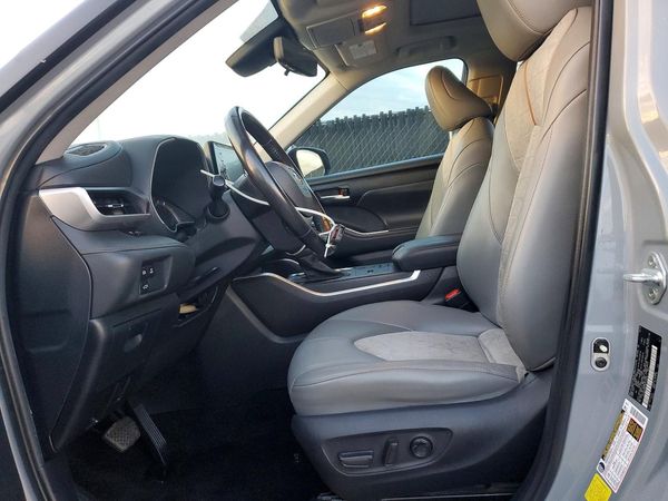 2022 TOYOTA HIGHLANDER Special Edition — DENT