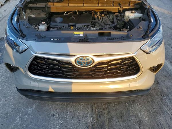 2022 TOYOTA HIGHLANDER Special Edition — Engine bay