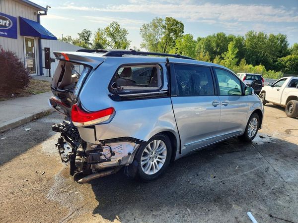 2014 TOYOTA SIENNA