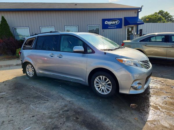 2014 TOYOTA SIENNA