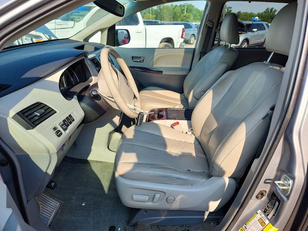 2014 TOYOTA SIENNA