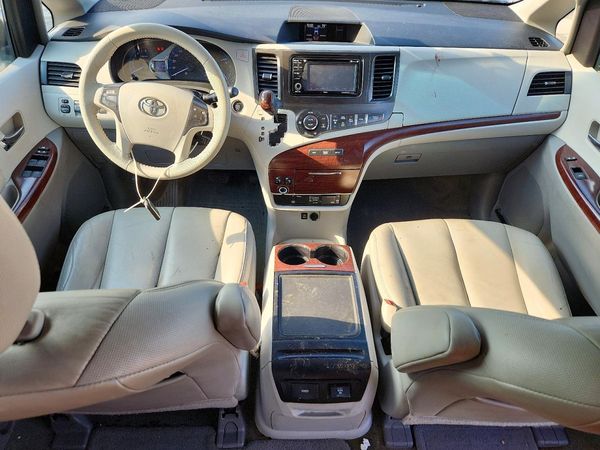 2014 TOYOTA SIENNA