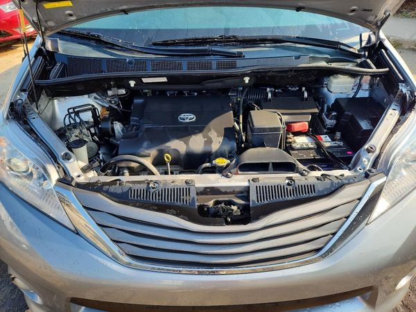 2014 TOYOTA SIENNA
