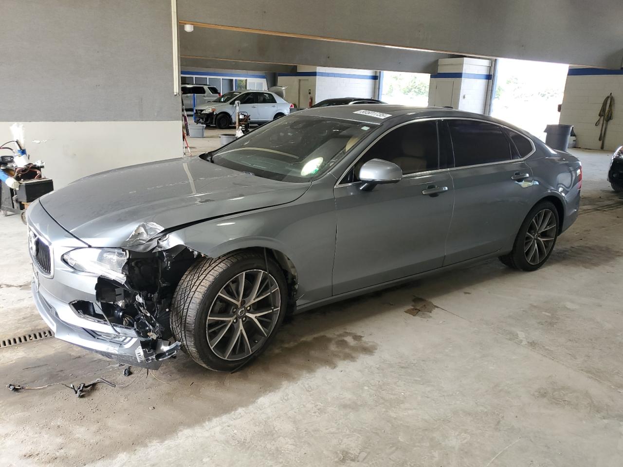 2018 VOLVO S90 Momentum