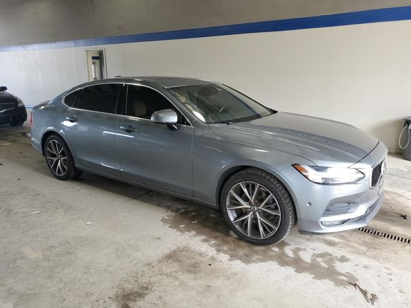 2018 VOLVO S90 Momentum