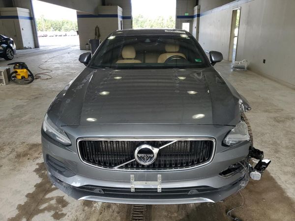 2018 VOLVO S90 Momentum