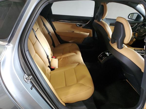 2018 VOLVO S90 Momentum
