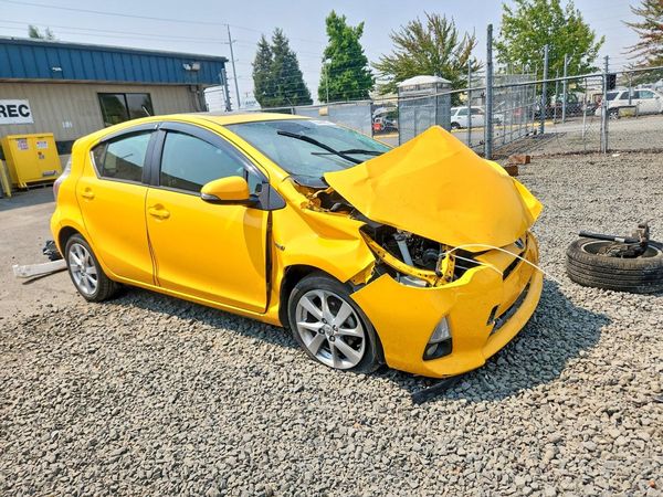 2014 TOYOTA PRIUS — Passenger 3/4