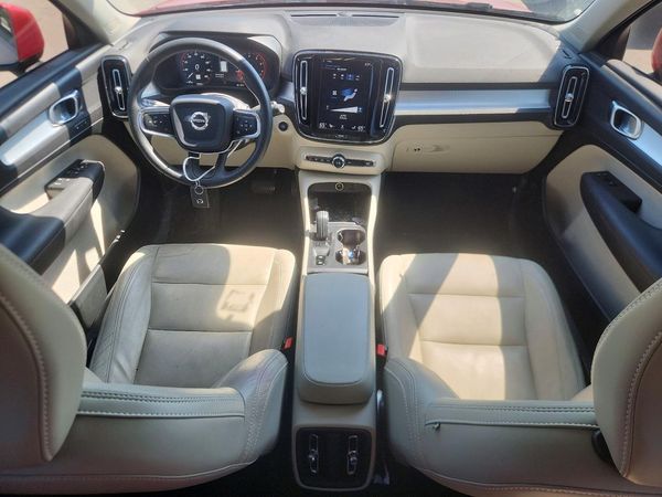 2019 VOLVO XC40