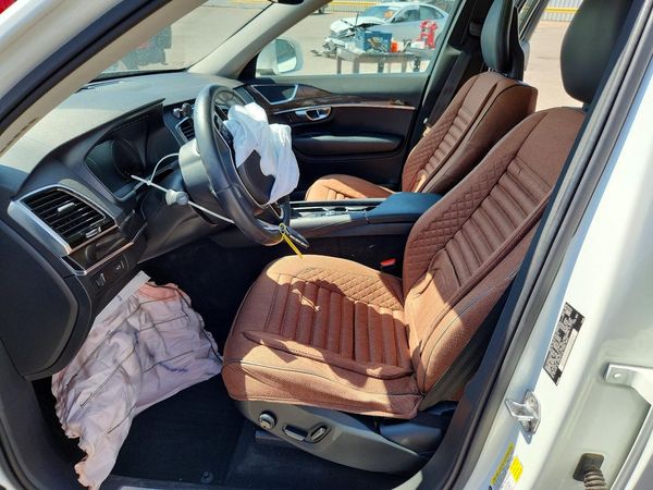 2017 VOLVO XC90 Momentum