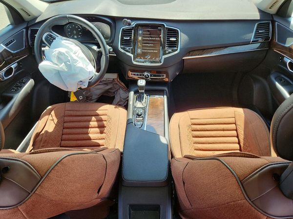 2017 VOLVO XC90 Momentum