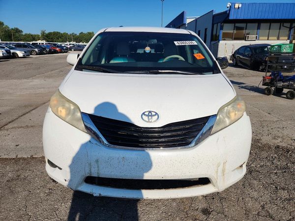2013 TOYOTA SIENNA