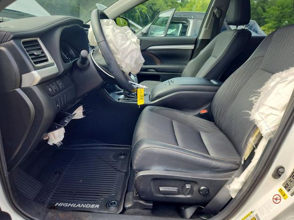 2019 TOYOTA HIGHLANDER LE/LE Plus