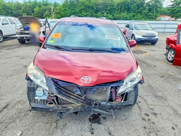 2013 TOYOTA SIENNA
