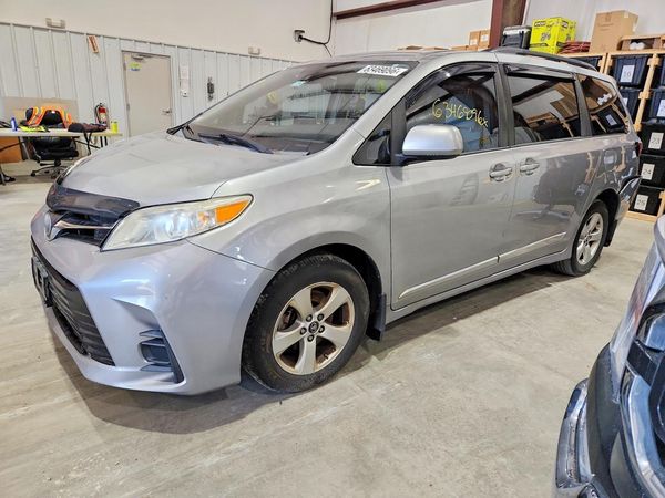 2018 TOYOTA SIENNA LE