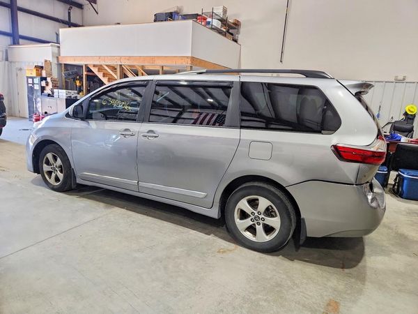 2018 TOYOTA SIENNA LE