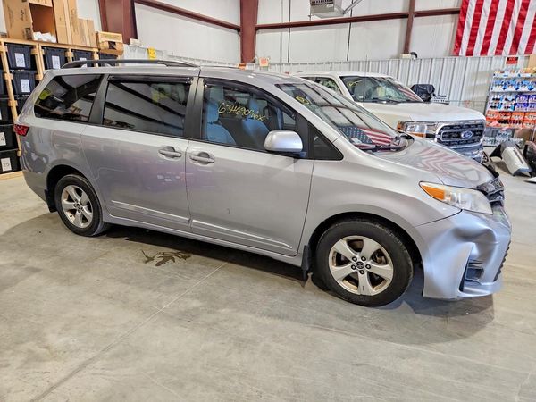2018 TOYOTA SIENNA LE