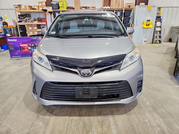 2018 TOYOTA SIENNA LE