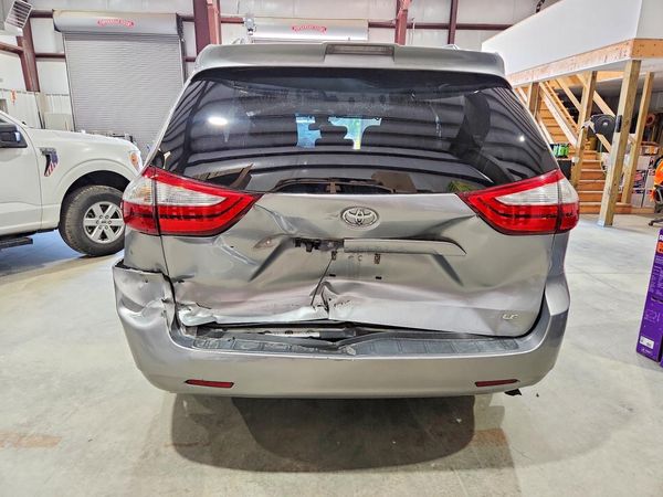 2018 TOYOTA SIENNA LE