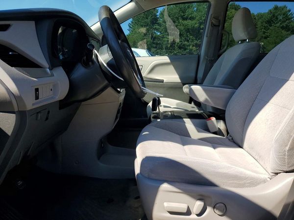 2018 TOYOTA SIENNA LE