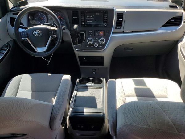 2018 TOYOTA SIENNA LE